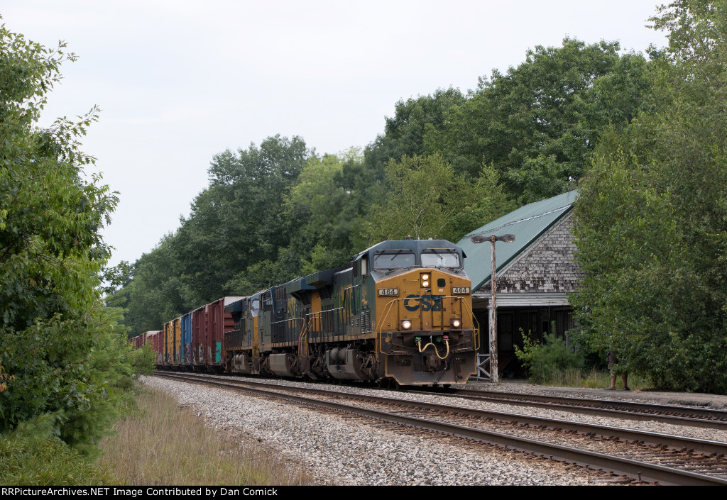 CSXT 464 Leads M427 at Wells Beach